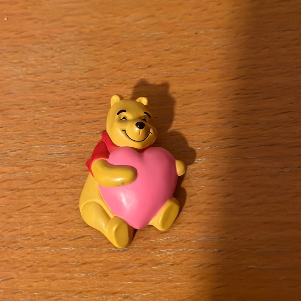 HALLMARK Valentine PIN DISNEY WINNIE THE POOH HUGGING A HEART - LAPEL BROOCH